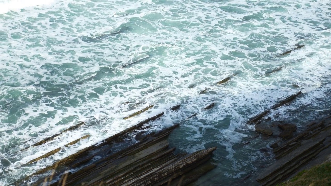 巴斯克海岸的壮丽景观，圣让德卢兹海湾附近的悬崖视频素材