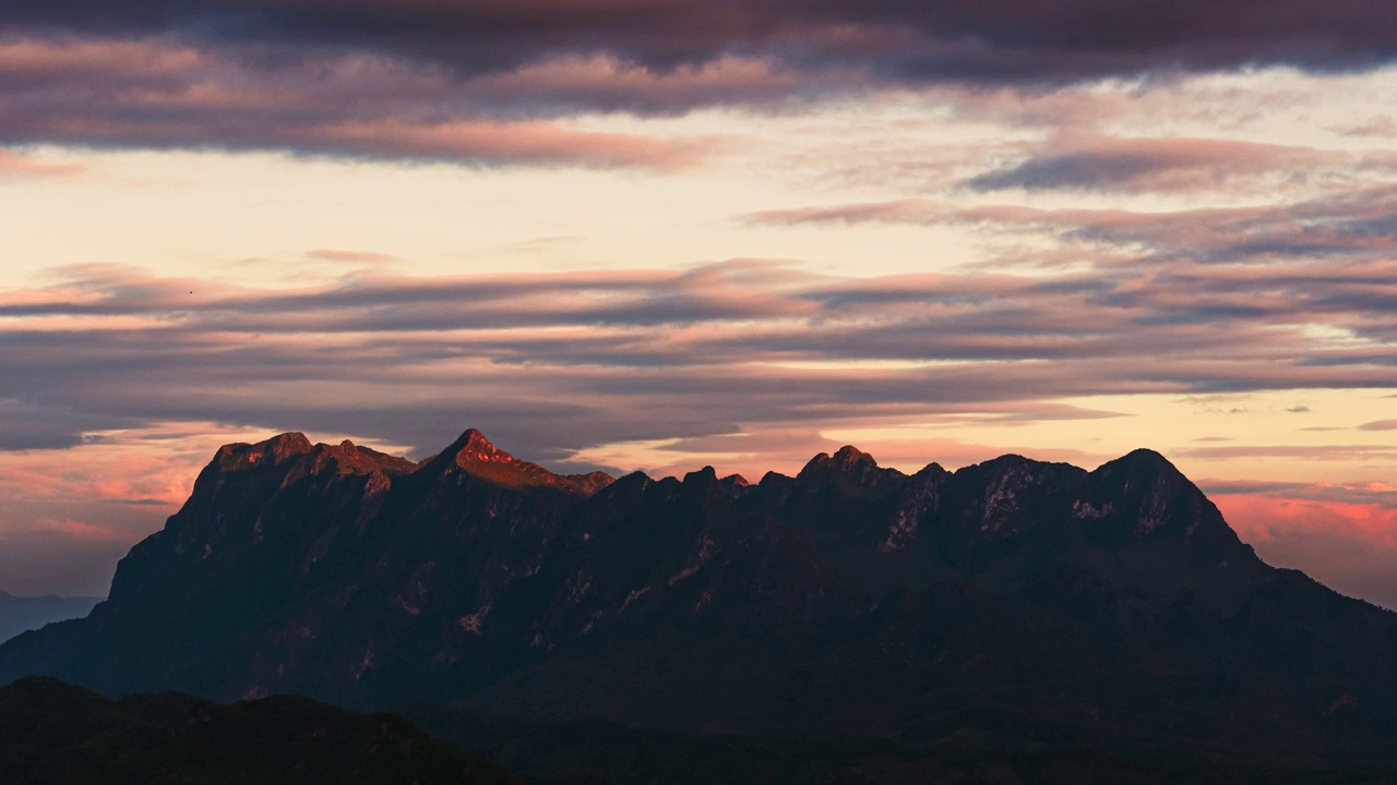 ์Nature mountain peak landscape. Dramatic sky at sunset.视频下载