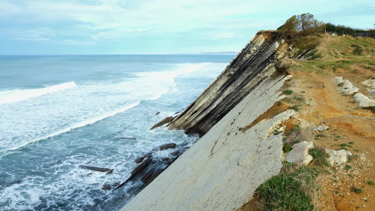 巴斯克海岸的壮丽景观，圣让德卢兹海湾附近的悬崖视频素材