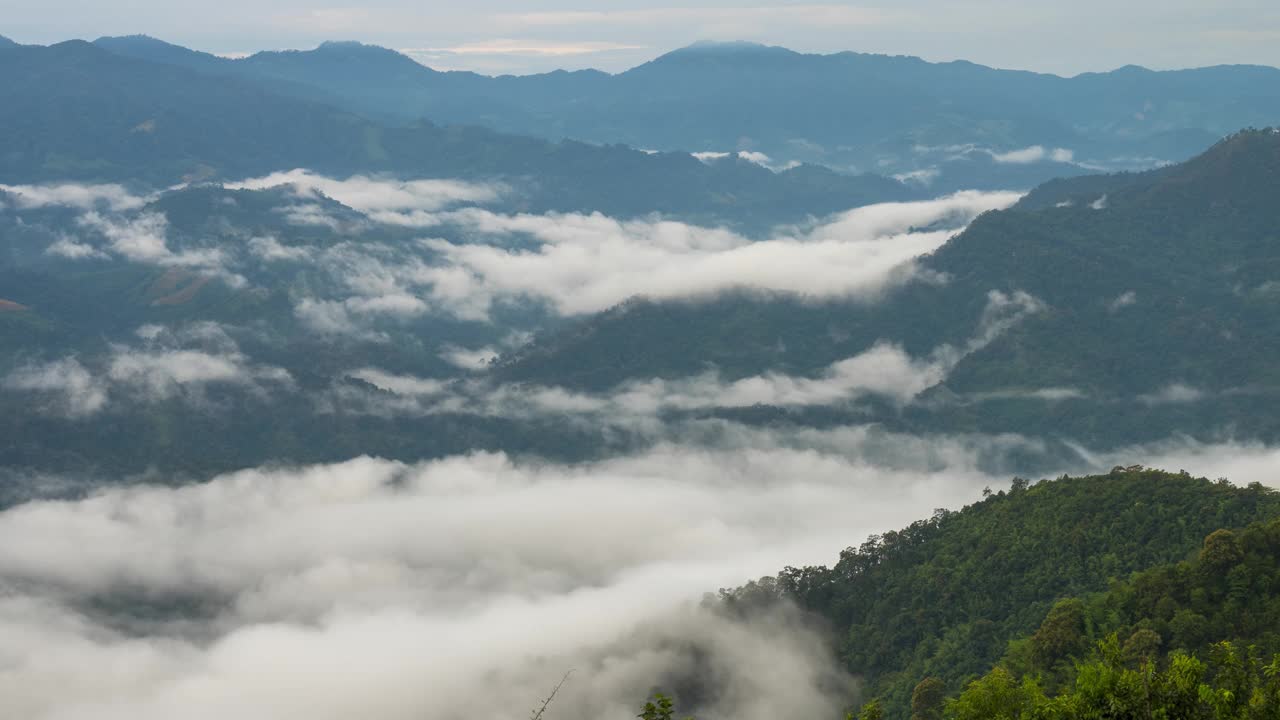 时间流逝，日出在云雾缭绕的山上视频素材