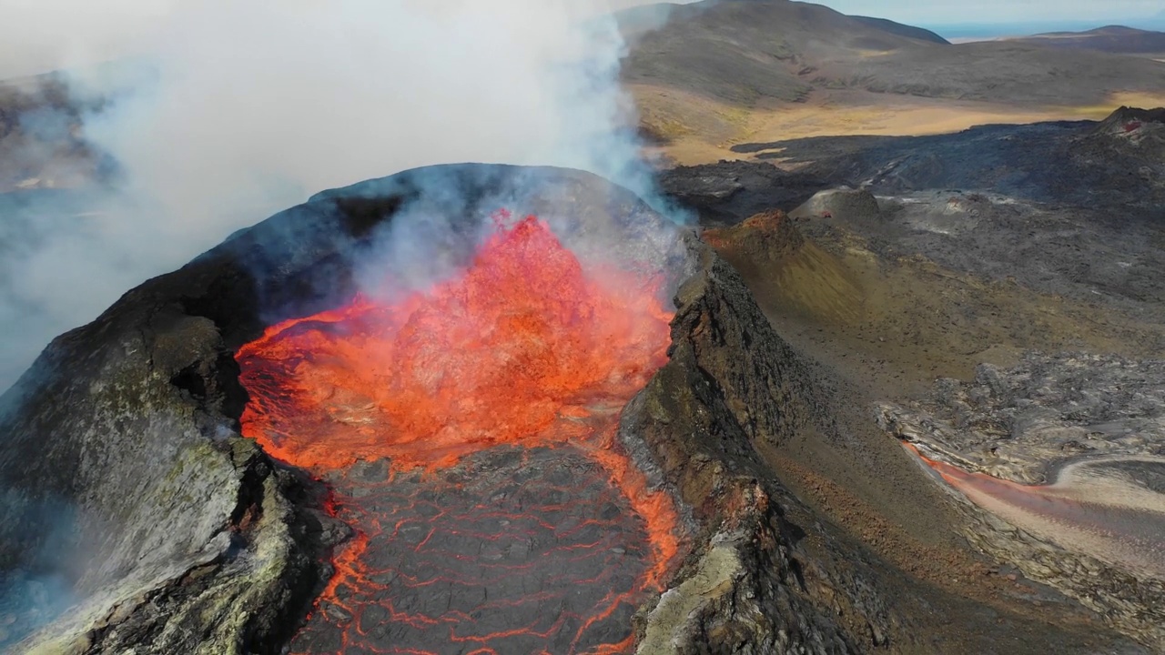 冰岛Fagradalsfjall火山爆发期间的鸟瞰图。视频素材