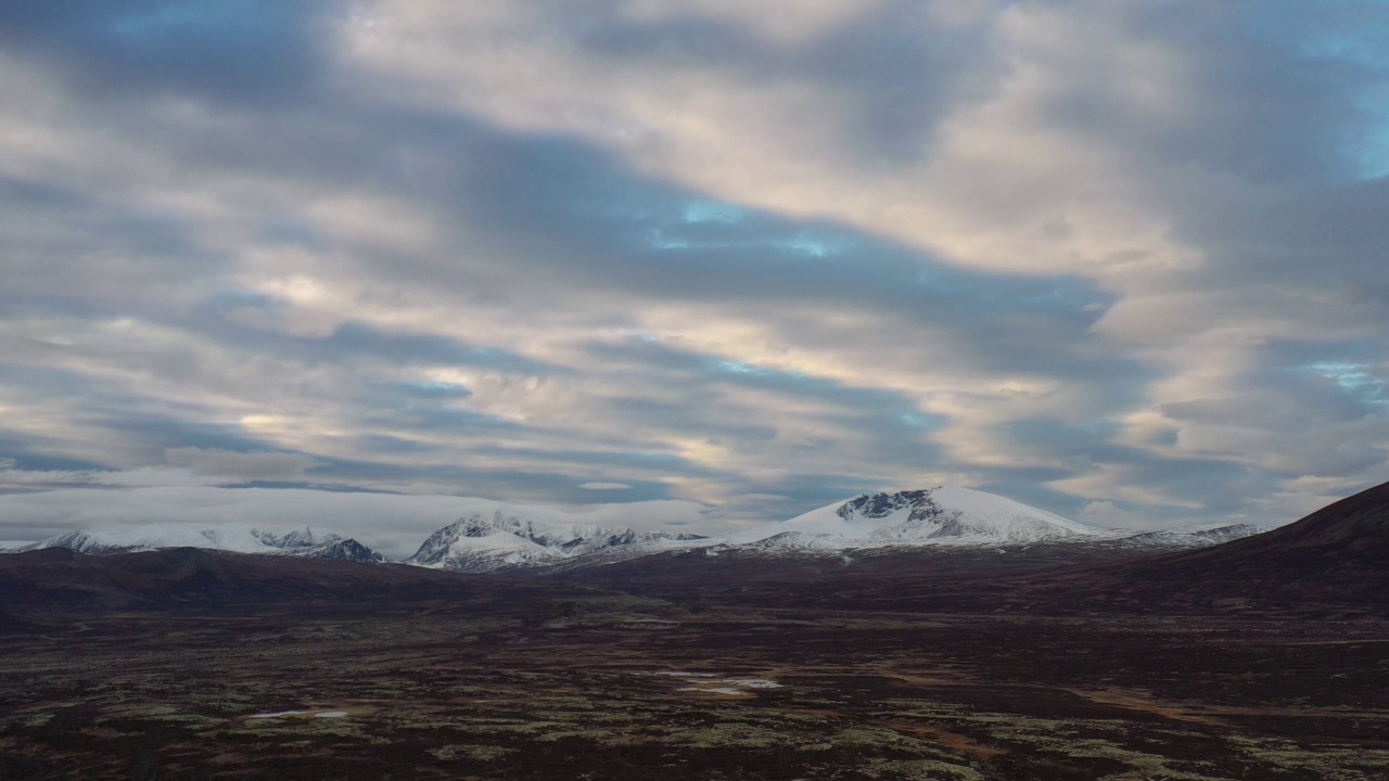 Dovrefjell-Sunndalsfjella国家公园风景如画的雪山鸟瞰图视频素材