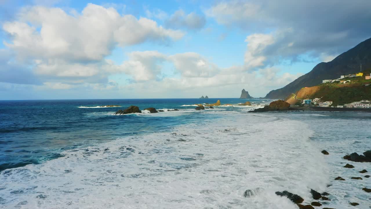 特内里费岛的岩石火山海岸线，在暴风雨天气中有泡沫的海浪。空中山地自然景观宁静的背景。水海面。视频素材