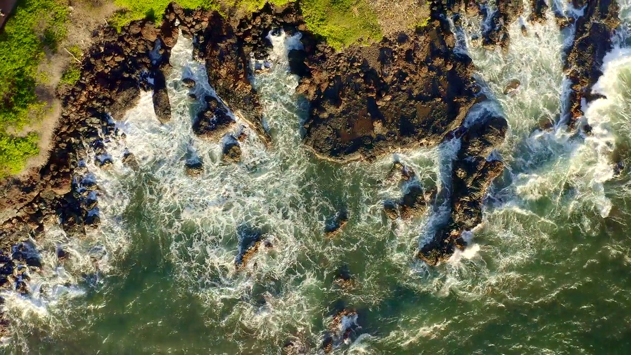 毛伊岛的鸟瞰图-海浪拍打着威利亚的海岸峭壁视频素材