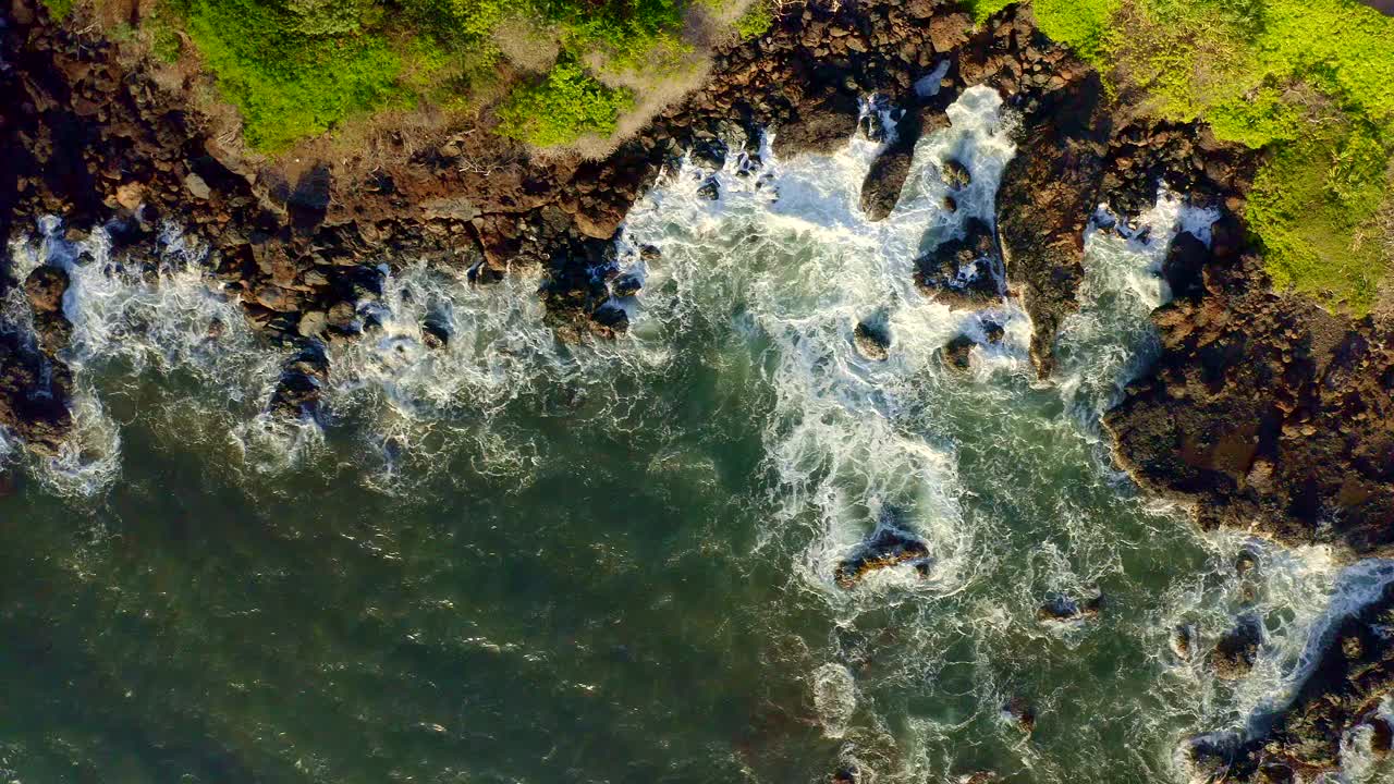 毛伊岛的鸟瞰图-海浪拍打着威利亚的海岸峭壁视频素材