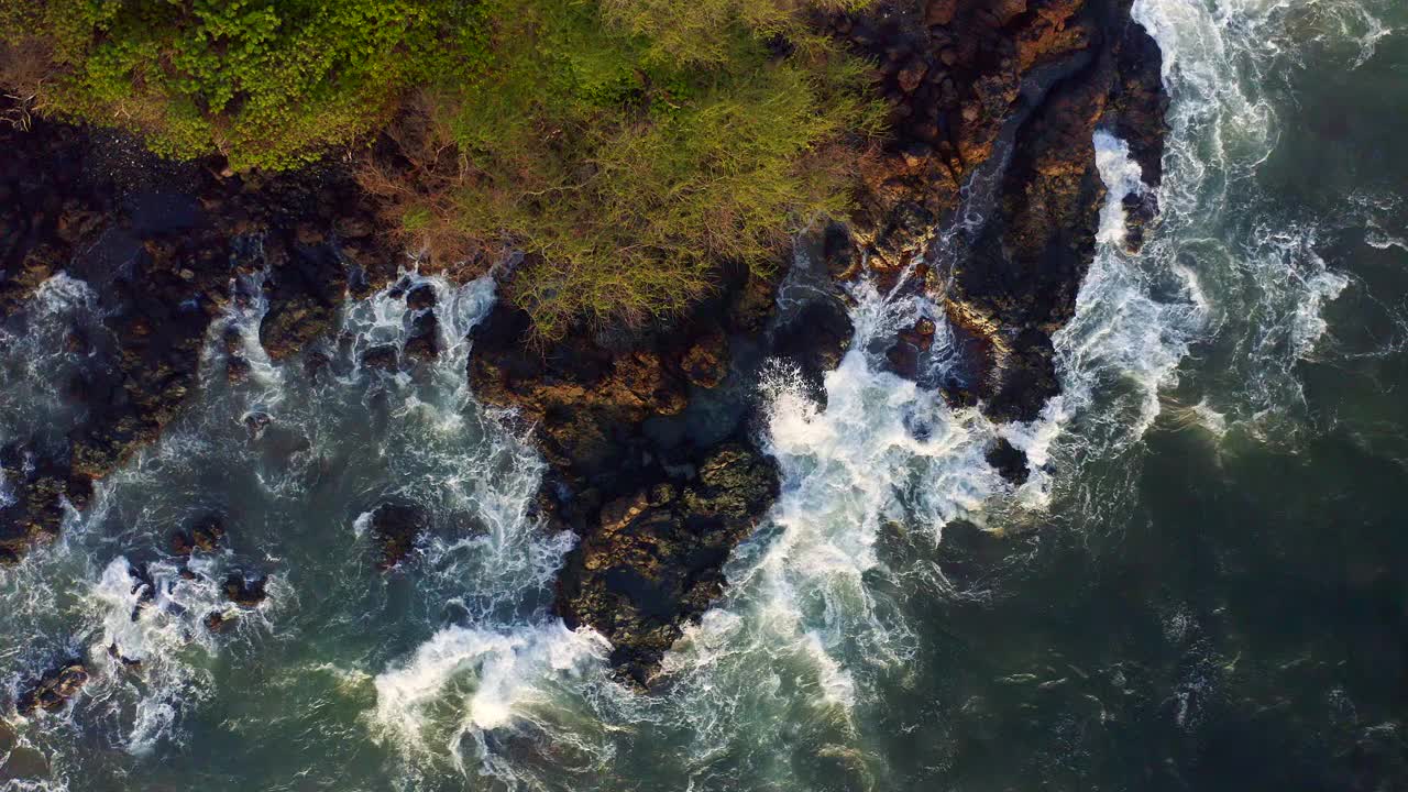 毛伊岛的鸟瞰图-海浪拍打着威利亚的海岸峭壁视频素材