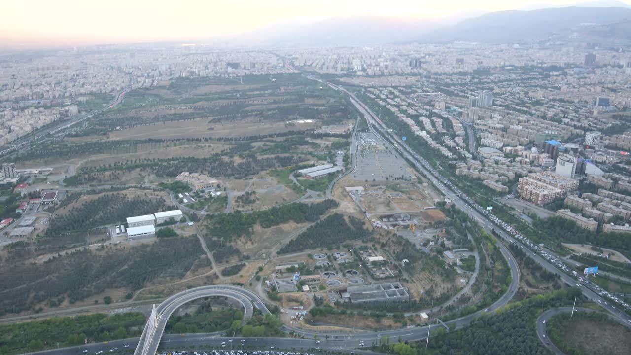 伊朗德黑兰市日落时的空中景象视频素材