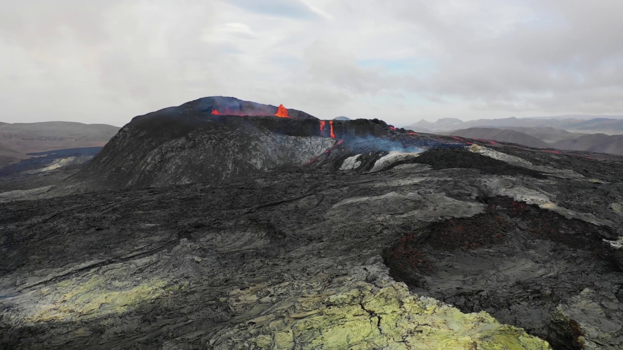 冰岛Fagradalsfjall火山喷发时的鸟瞰图。视频素材