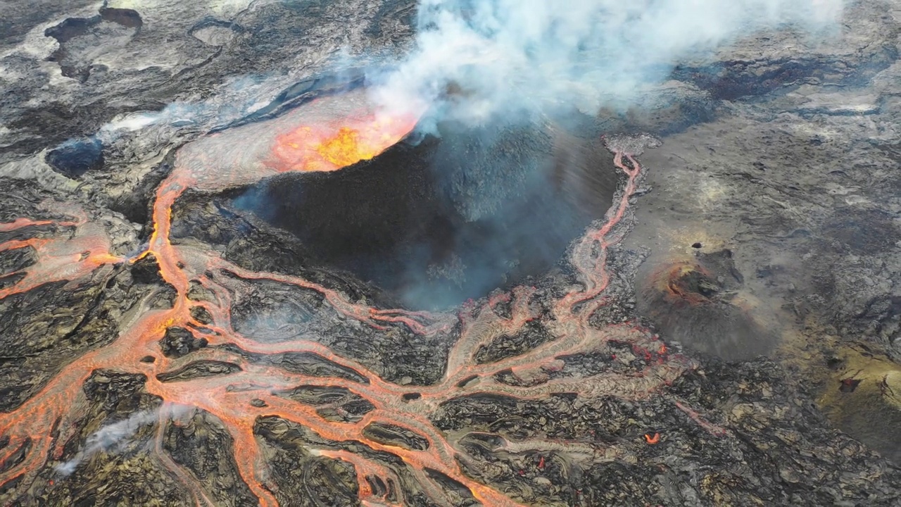 冰岛Fagradalsfjall火山喷发时的鸟瞰图。视频素材