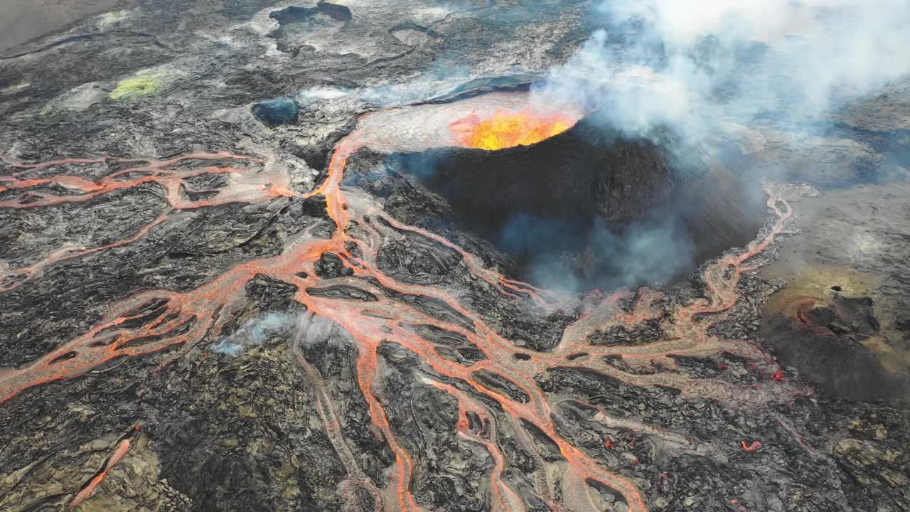 冰岛Fagradalsfjall火山喷发时的鸟瞰图。视频素材