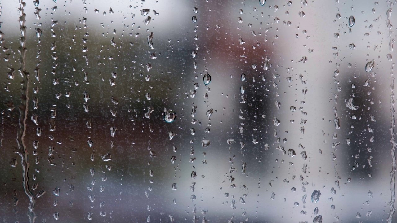 雨水弄脏了窗户。城市风景视频素材