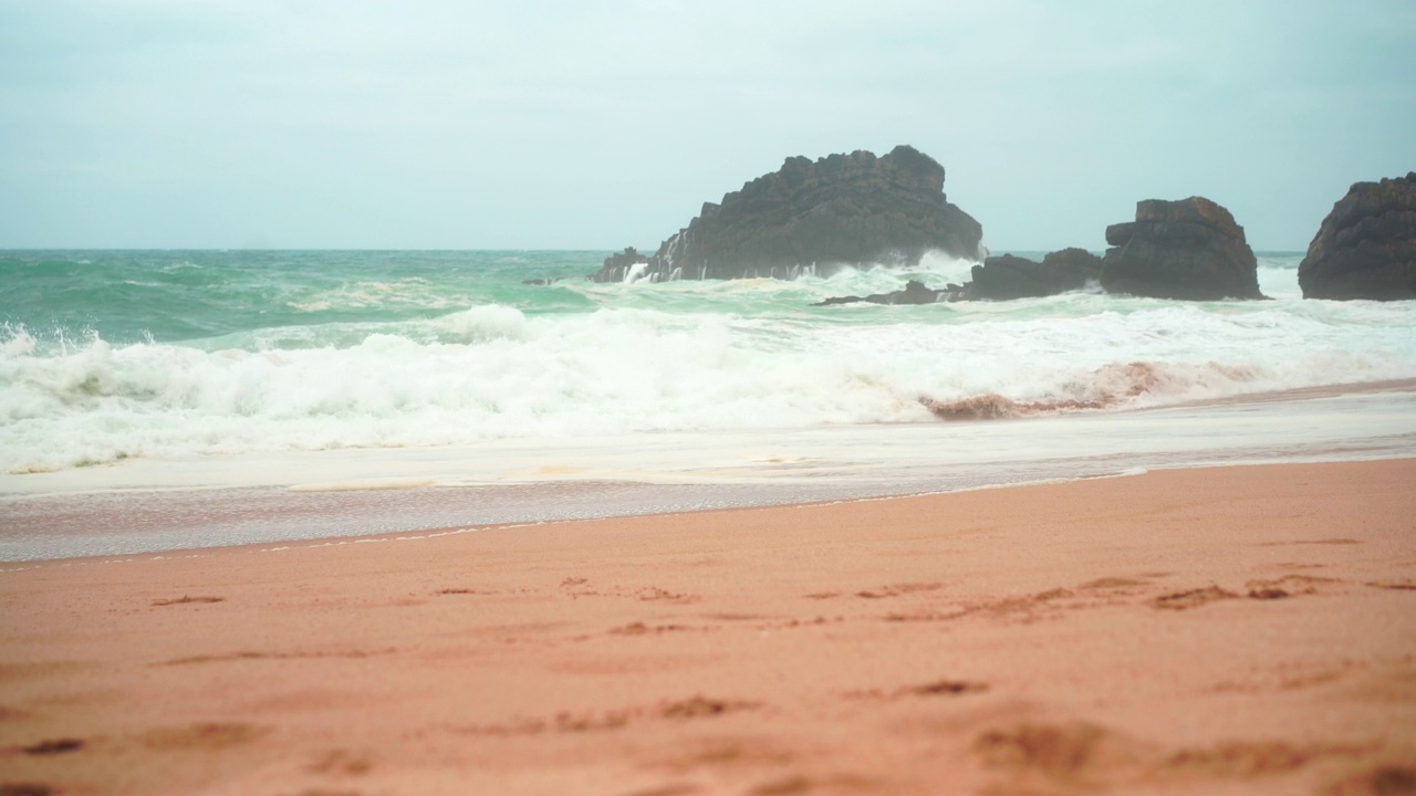 海洋野生海滩暴风雨天气。普拉亚达阿德拉加沙滩风景如画的背景，辛特拉卡斯凯伊斯，葡萄牙视频素材