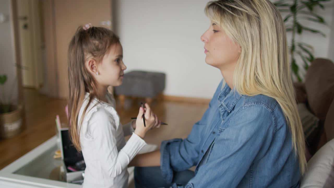 女人在家陪小女孩玩得很开心视频素材