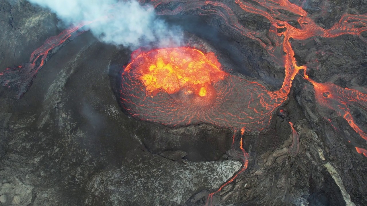 冰岛Fagradalsfjall火山喷发时的鸟瞰图。视频素材