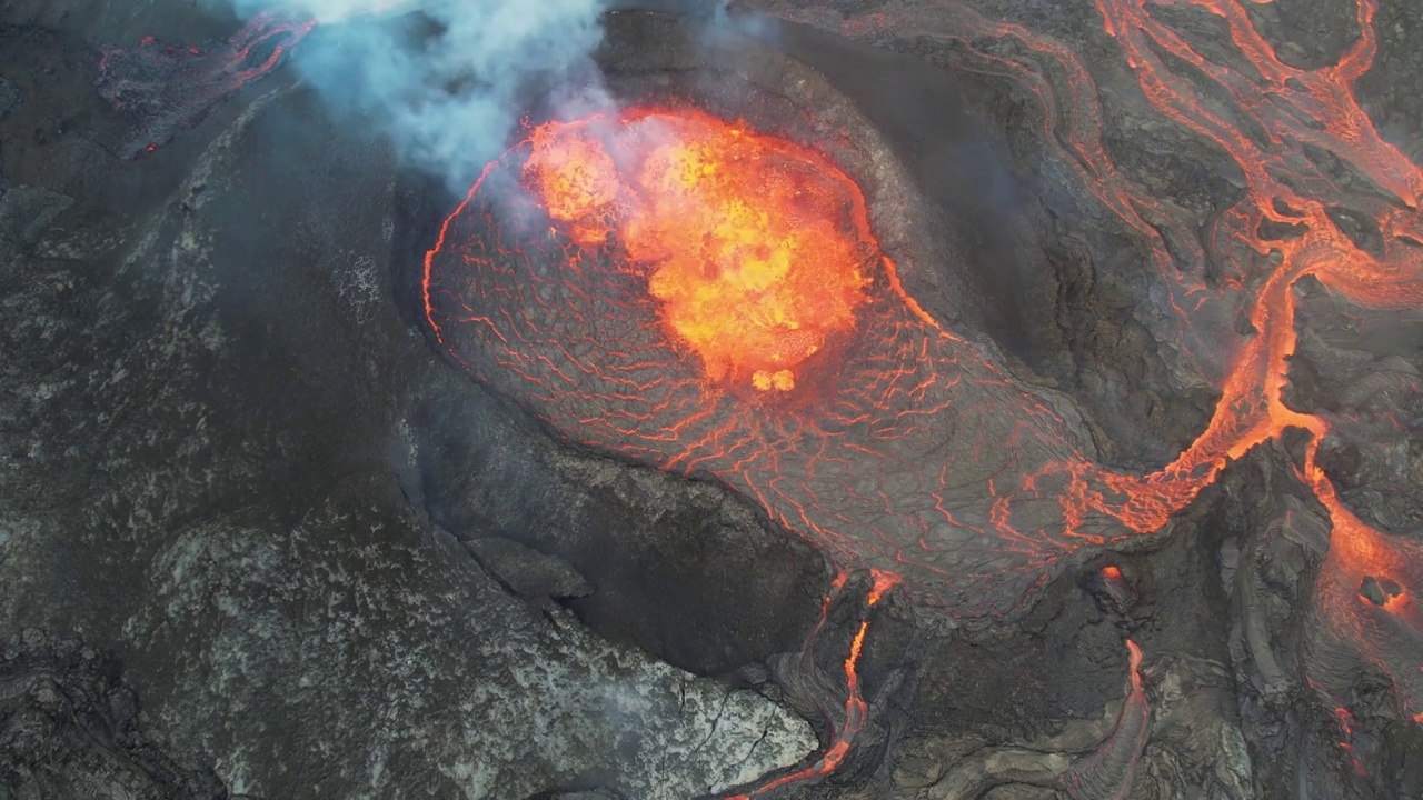 冰岛Fagradalsfjall火山喷发时的鸟瞰图。视频素材