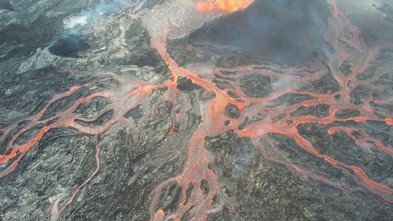 冰岛Fagradalsfjall火山喷发时的鸟瞰图。视频素材