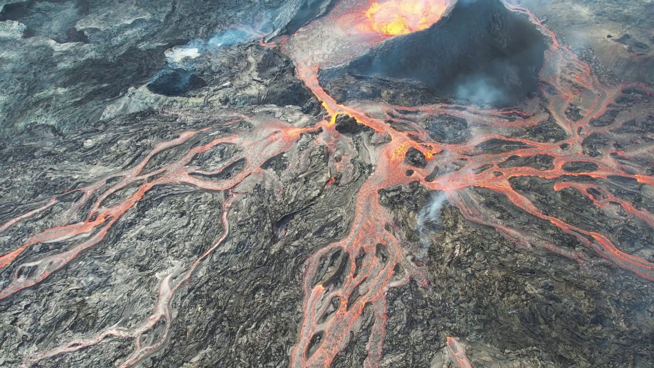 冰岛Fagradalsfjall火山喷发时的鸟瞰图。视频素材