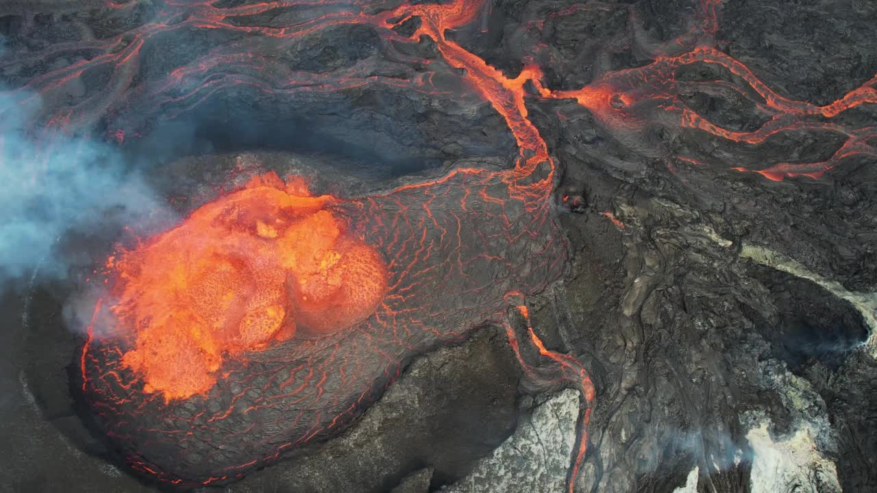 冰岛Fagradalsfjall火山喷发时的鸟瞰图。视频素材