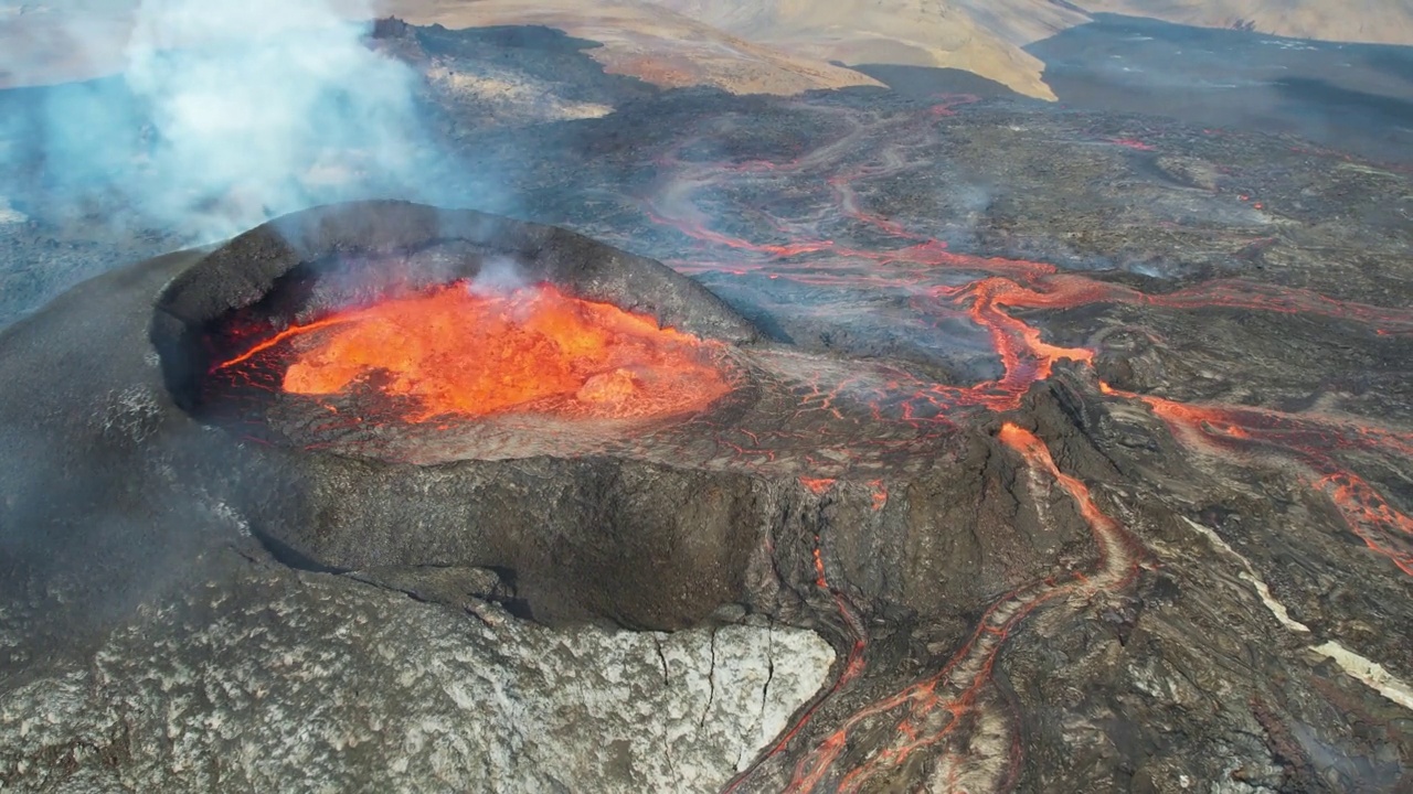 冰岛Fagradalsfjall火山喷发时的鸟瞰图。视频素材