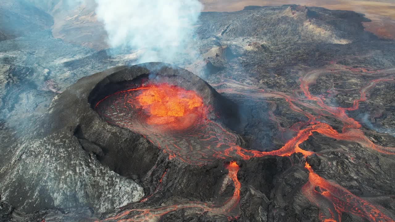 冰岛Fagradalsfjall火山喷发时的鸟瞰图。视频素材