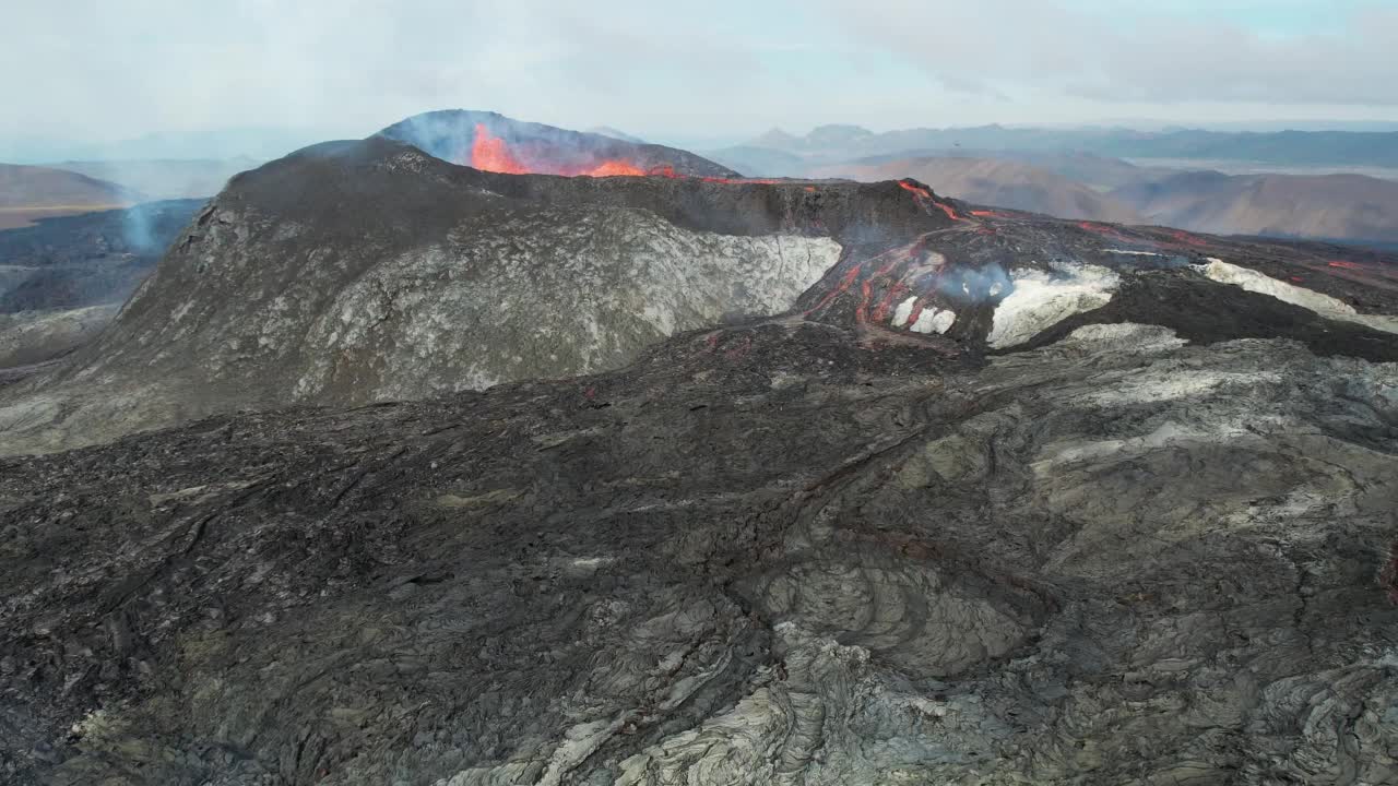 冰岛Fagradalsfjall火山喷发时的鸟瞰图。视频素材