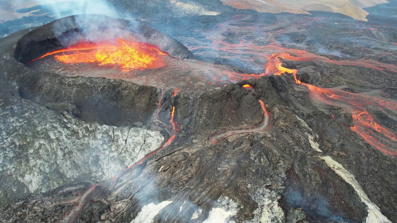 冰岛Fagradalsfjall火山喷发时的鸟瞰图。视频素材