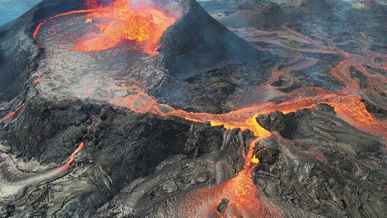 冰岛Fagradalsfjall火山喷发时的鸟瞰图。视频素材