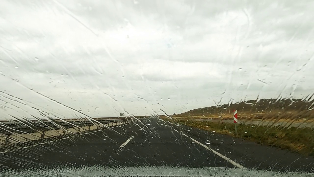 下雨天在高速公路上行驶的汽车视频素材