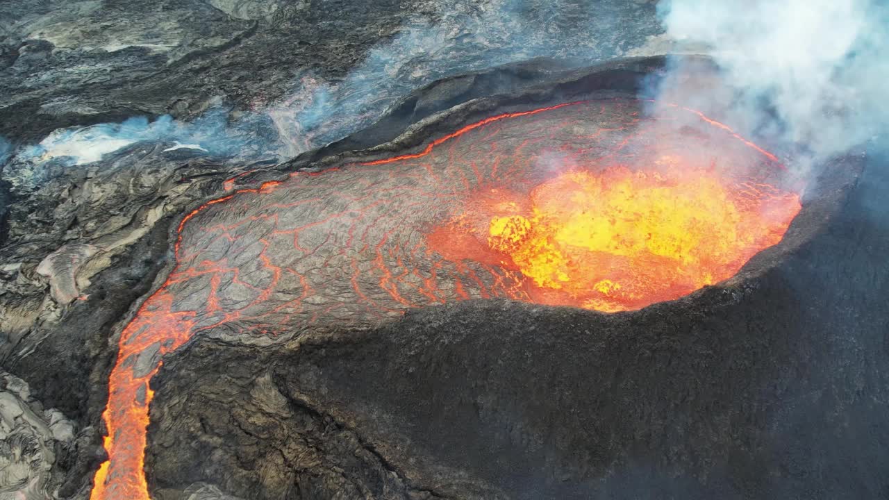 冰岛Fagradalsfjall火山喷发时的鸟瞰图。视频素材