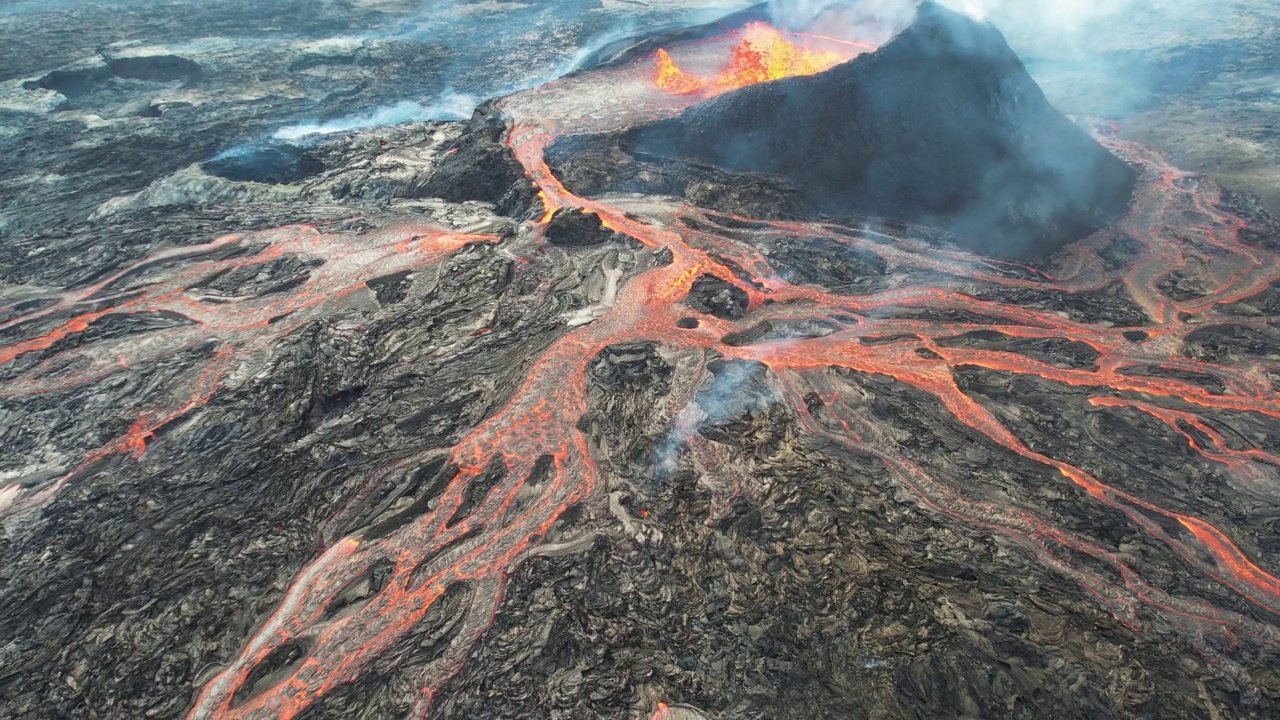 冰岛Fagradalsfjall火山喷发时的鸟瞰图。视频素材