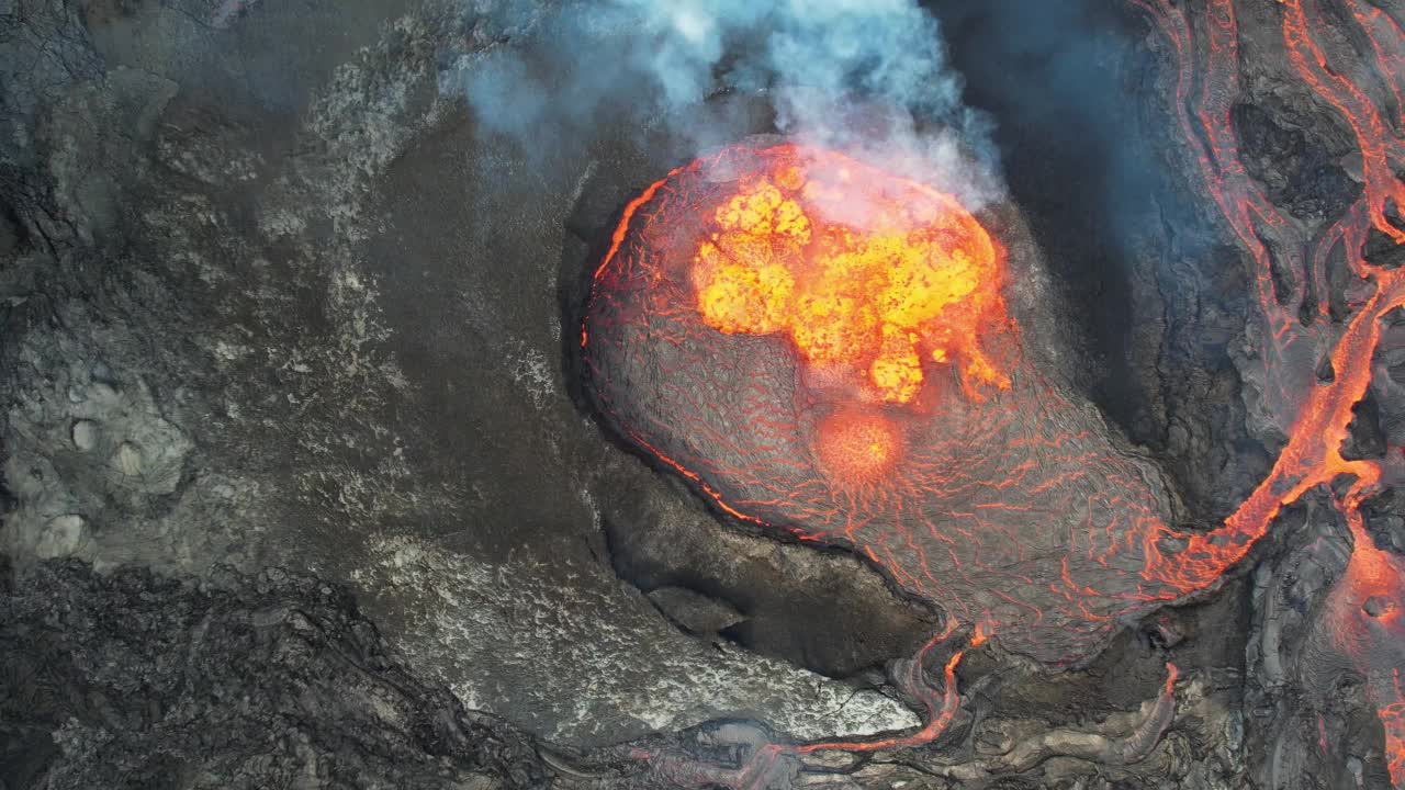 冰岛Fagradalsfjall火山喷发时的鸟瞰图。视频素材