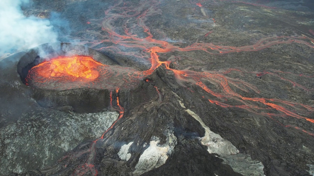 冰岛Fagradalsfjall火山喷发时的鸟瞰图。视频素材