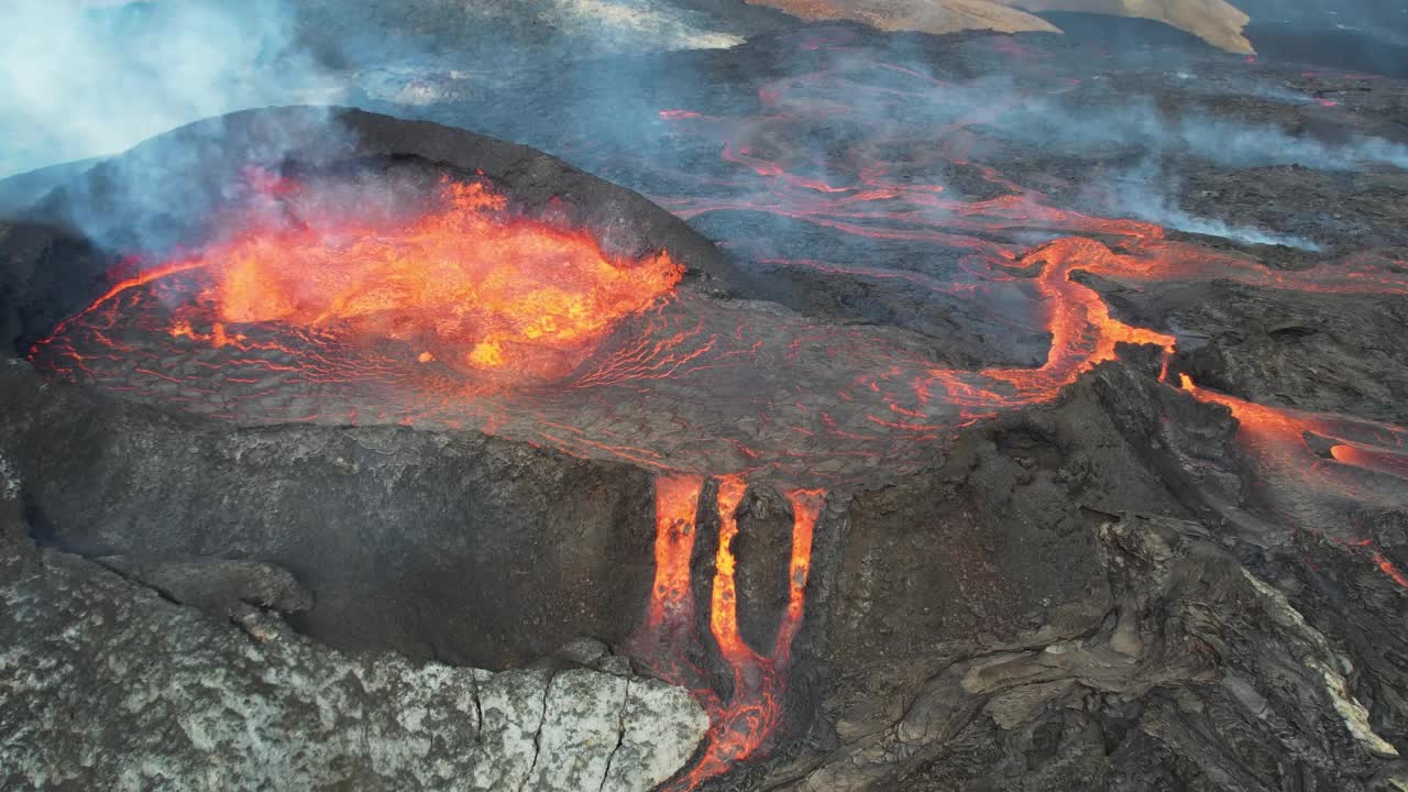 冰岛Fagradalsfjall火山喷发时的鸟瞰图。视频素材