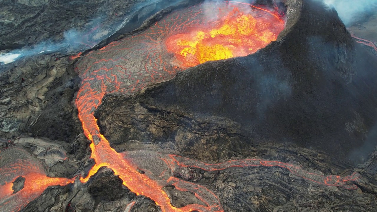 冰岛Fagradalsfjall火山喷发时的鸟瞰图。视频素材