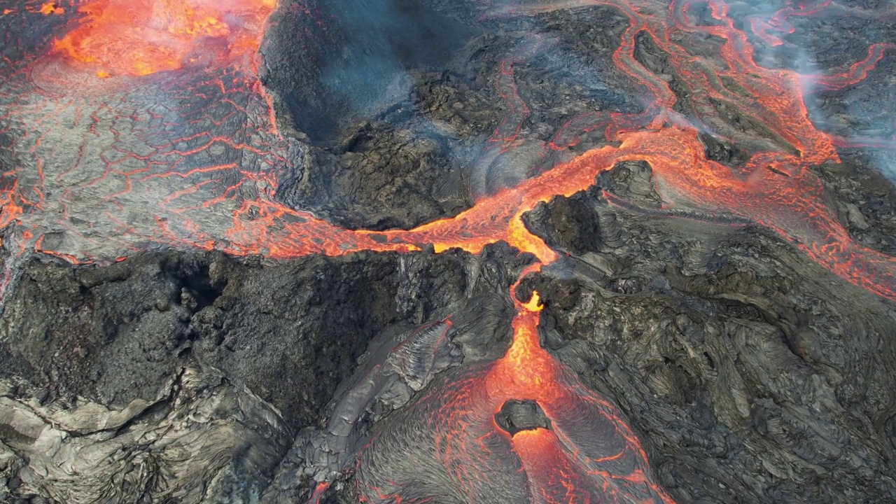 冰岛Fagradalsfjall火山喷发时的鸟瞰图。视频素材