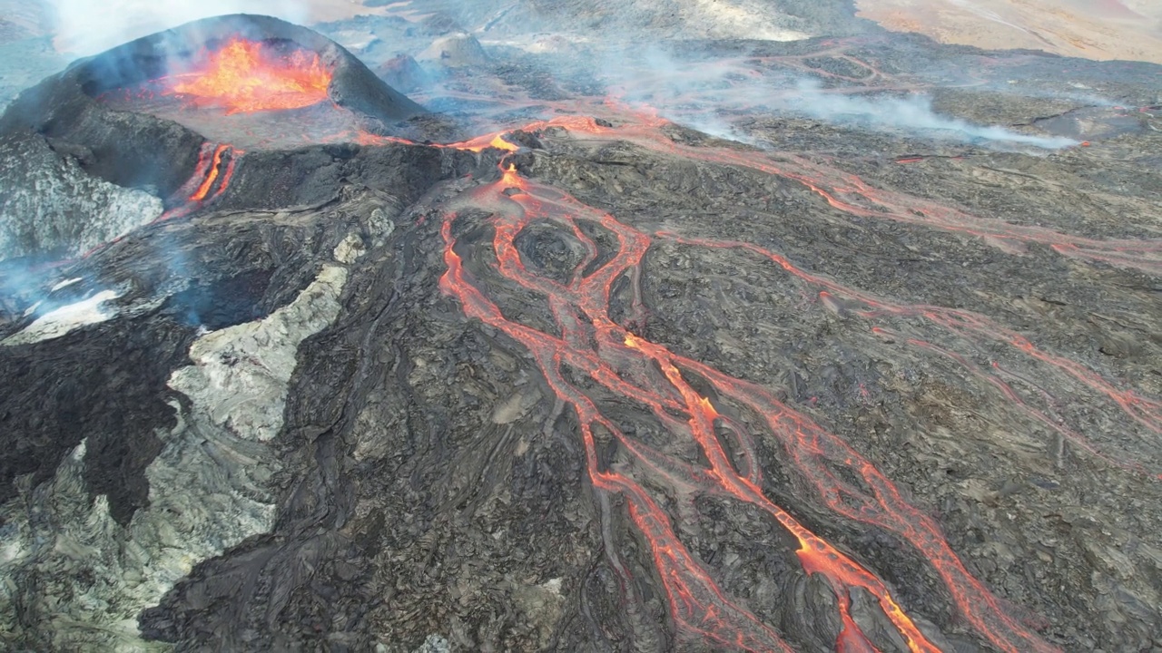 冰岛Fagradalsfjall火山喷发时的鸟瞰图。视频素材