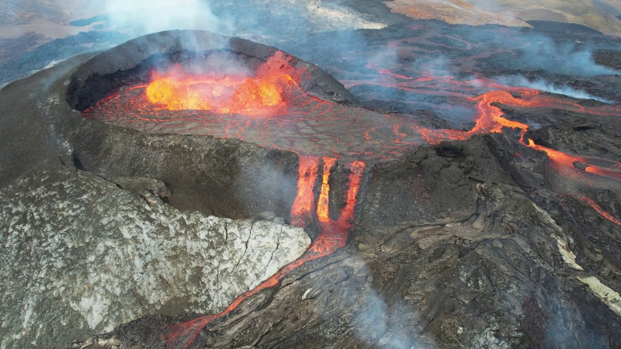 冰岛Fagradalsfjall火山喷发时的鸟瞰图。视频素材