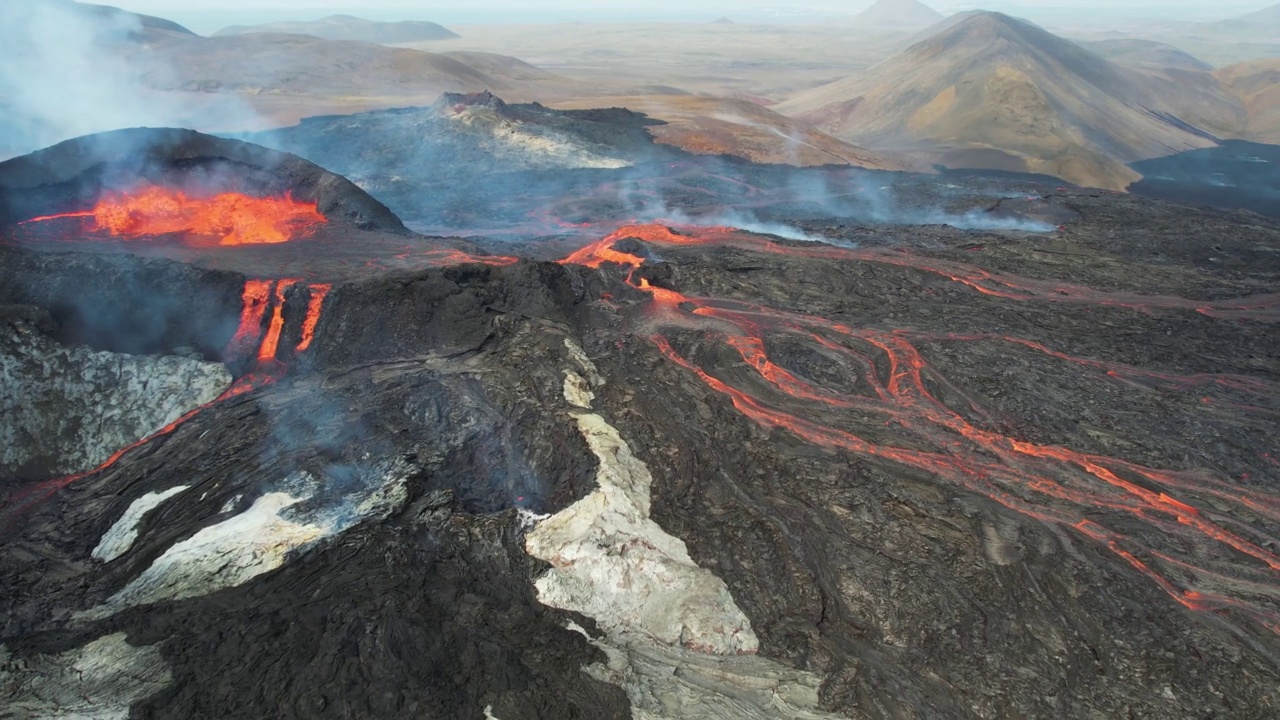 冰岛Fagradalsfjall火山喷发时的鸟瞰图。视频素材