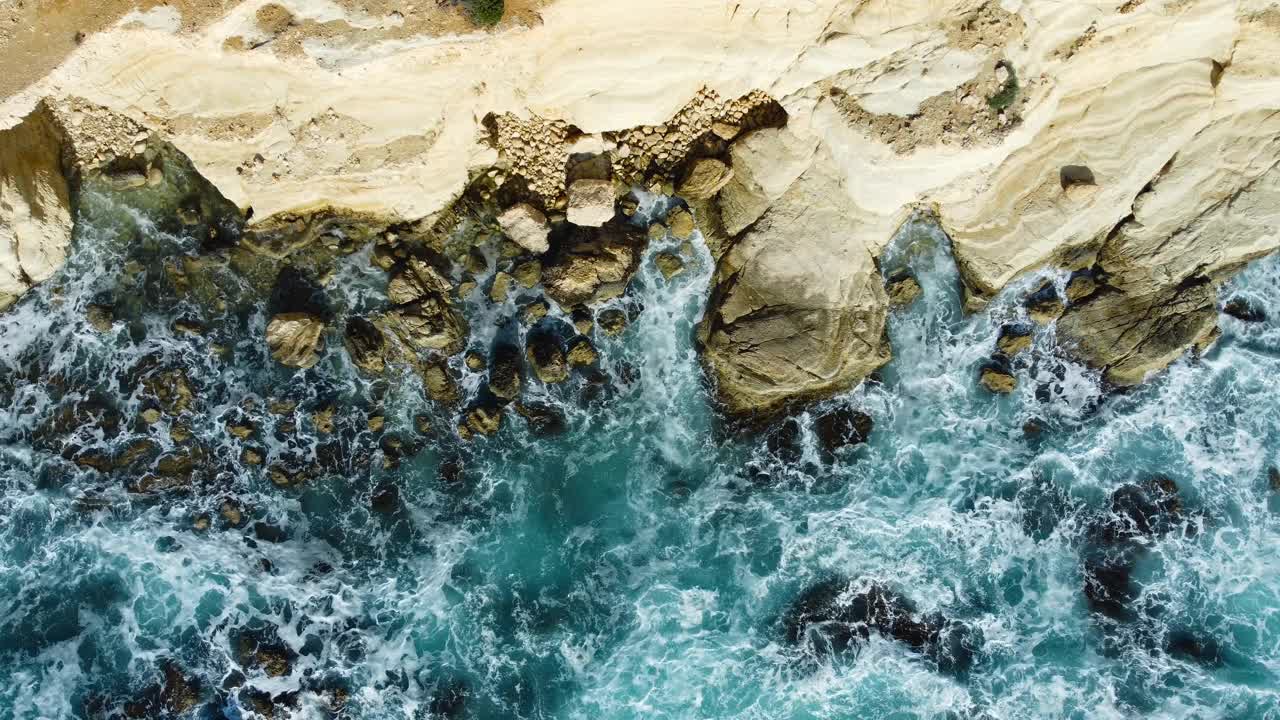 纯蓝色的海水波与光反射碾压山在慢动作，强大的风暴在海上空中俯视视图视频素材