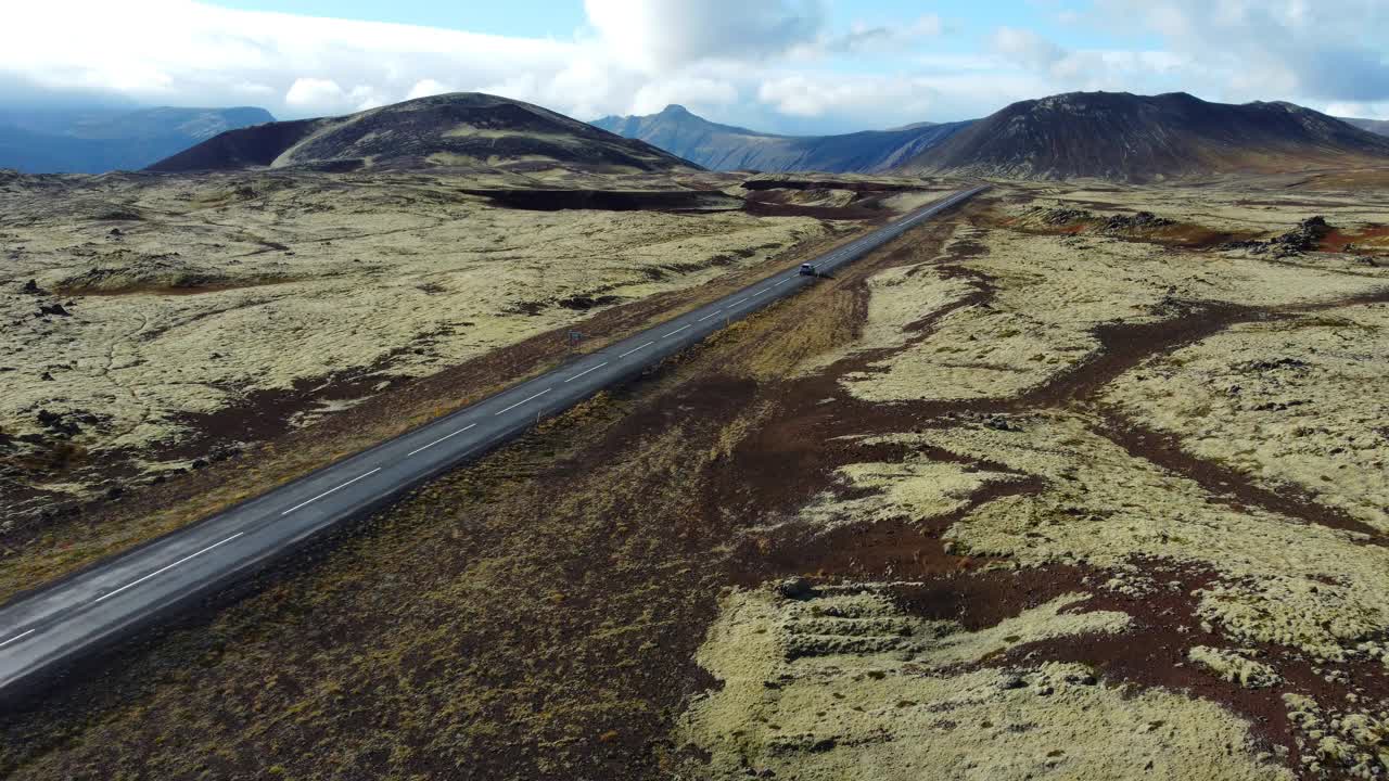 冰岛路，晴朗天气下美丽的火山自然，旅游目的地路一号，空中景观4k视频素材