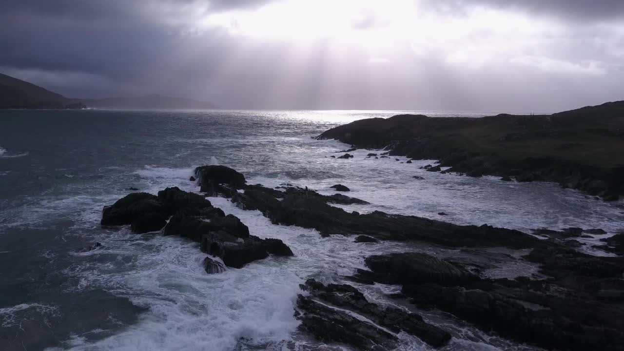 鸟瞰岩石海岸溅起的海浪视频素材