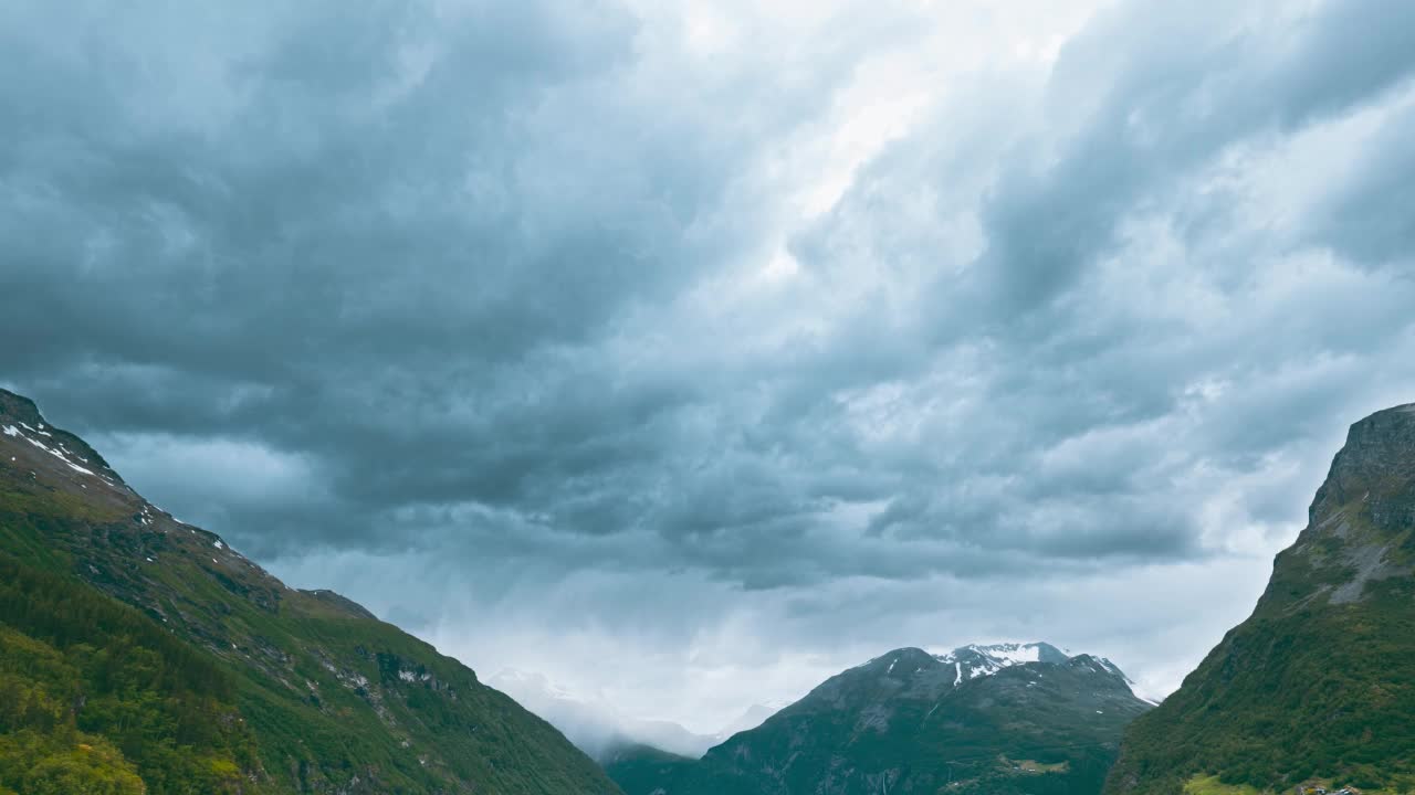 倾斜拍摄Geirangerfjorden，挪威- Geiranger在Geirangerfjorden在阳光灿烂的夏日。著名的挪威地标和热门目的地4K视频素材