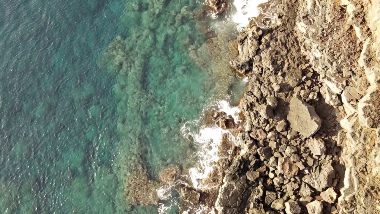 夏威夷崎岖海岸的航拍视频素材