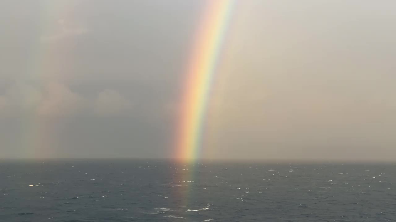 暴风雨海上的彩虹视频素材