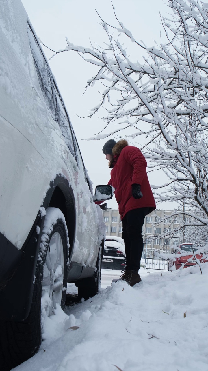 男人正在清理车上的雪视频素材