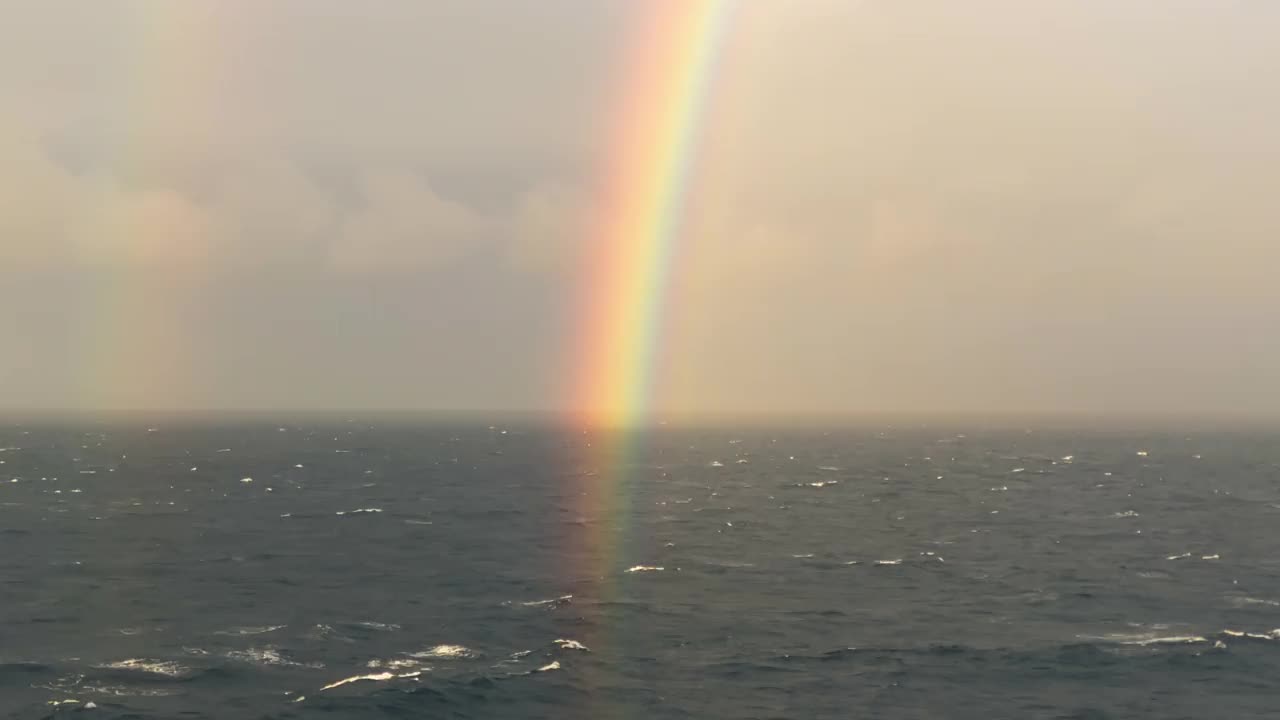 暴风雨海上的彩虹视频素材