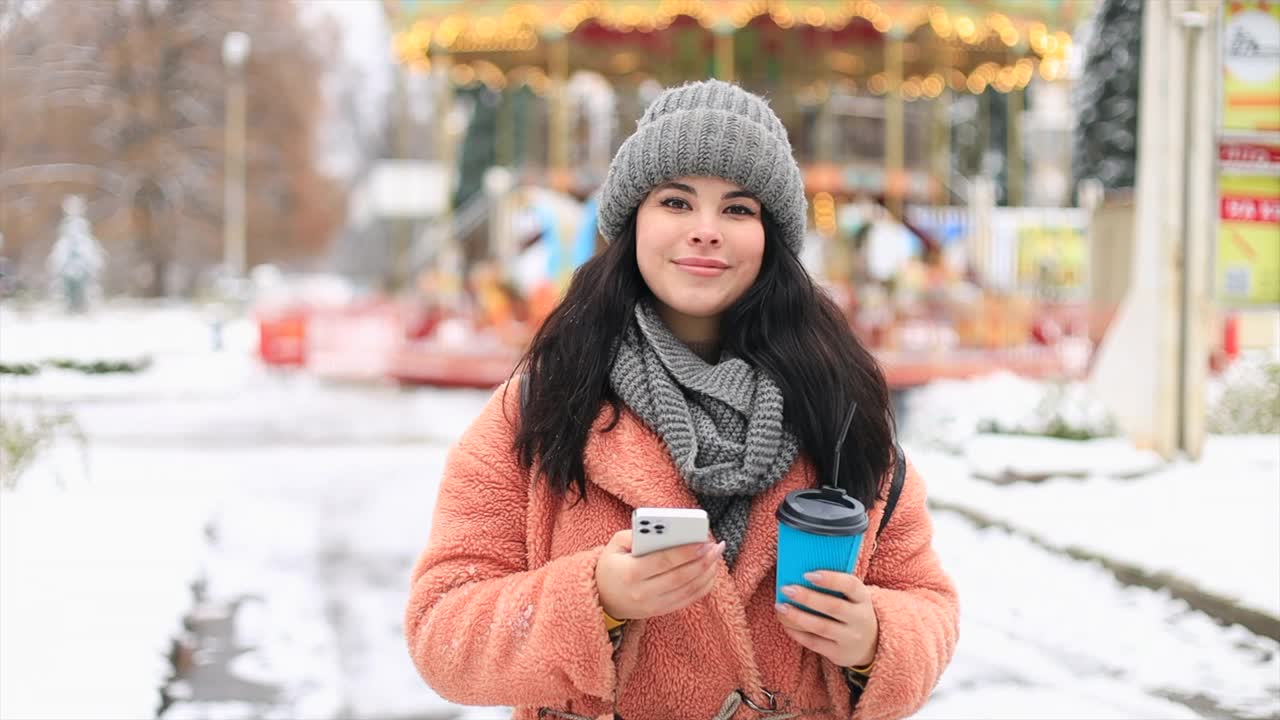 特写肖像长发女人微笑着摆姿势在露天圣诞市场视频素材