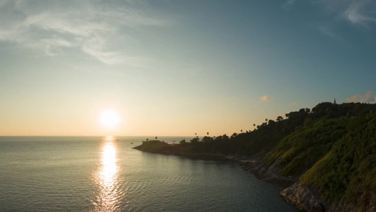 在泰国普吉岛的海上日落，与山和船一起。视频素材