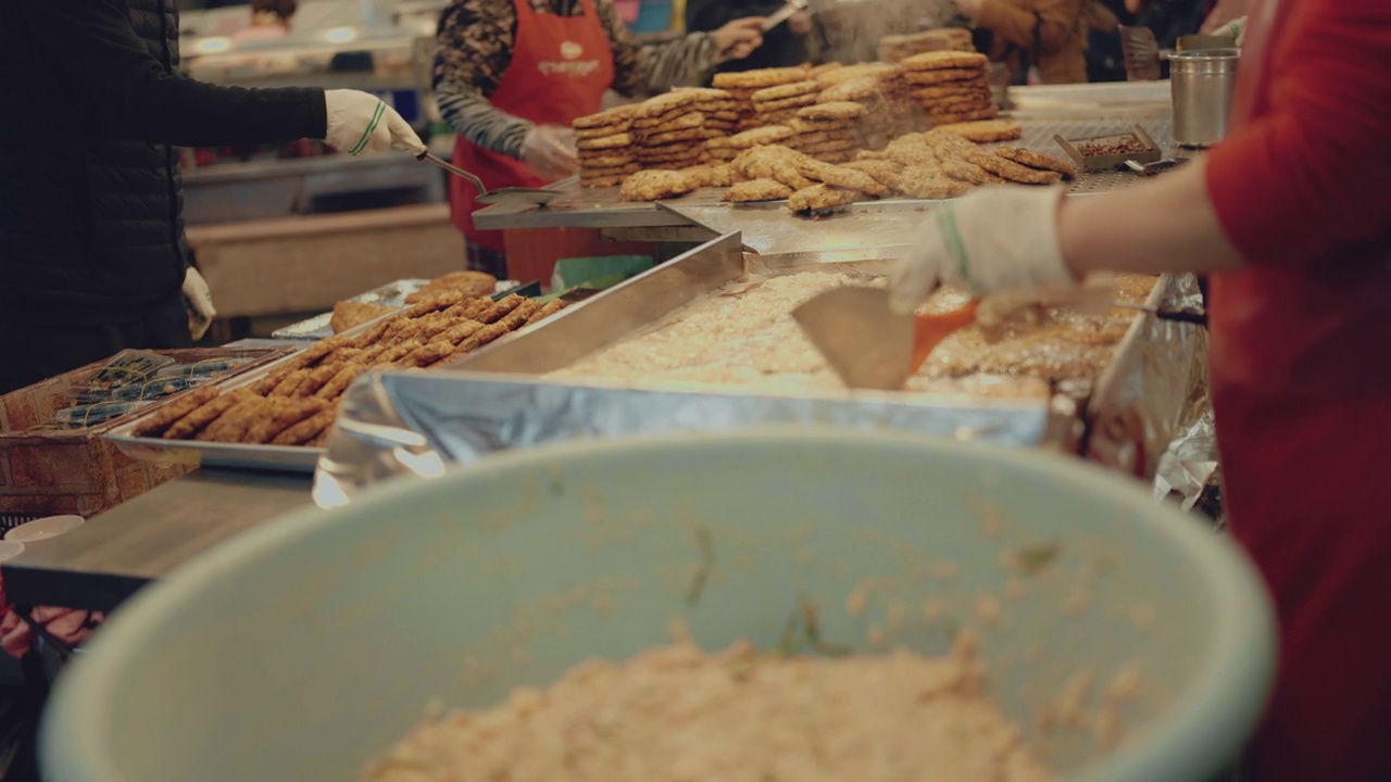 传统市场的绿豆煎饼(韩式煎饼)。视频素材