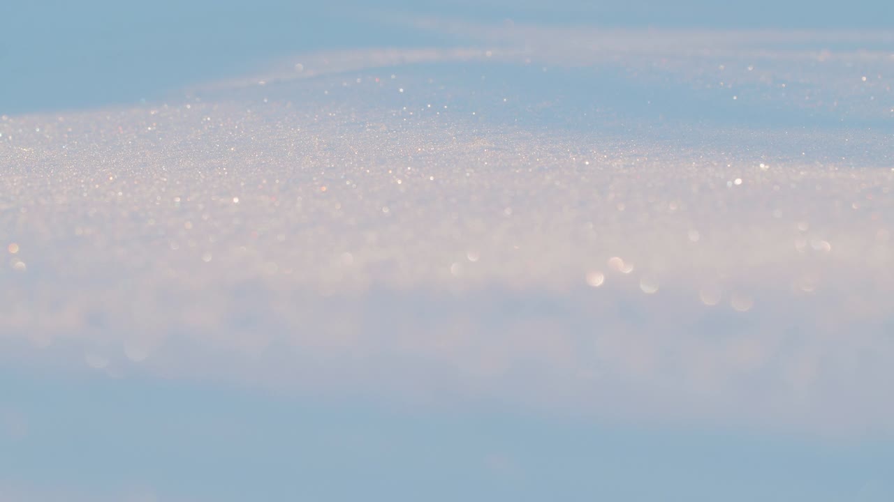 在阳光下闪闪发光的新雪上的跟踪镜头(4K)视频下载